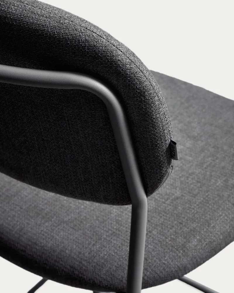 Stapelbarer Hocker Meli mit grauer Chenille und Beinen aus grauem Metall, FSC Mix Credit,