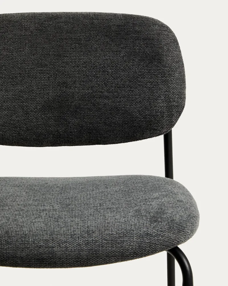 Stapelbarer Hocker Meli mit grauer Chenille und Beinen aus grauem Metall, FSC Mix Credit,