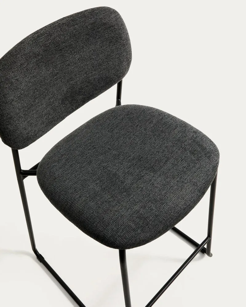 Stapelbarer Hocker Meli mit grauer Chenille und Beinen aus grauem Metall, FSC Mix Credit,