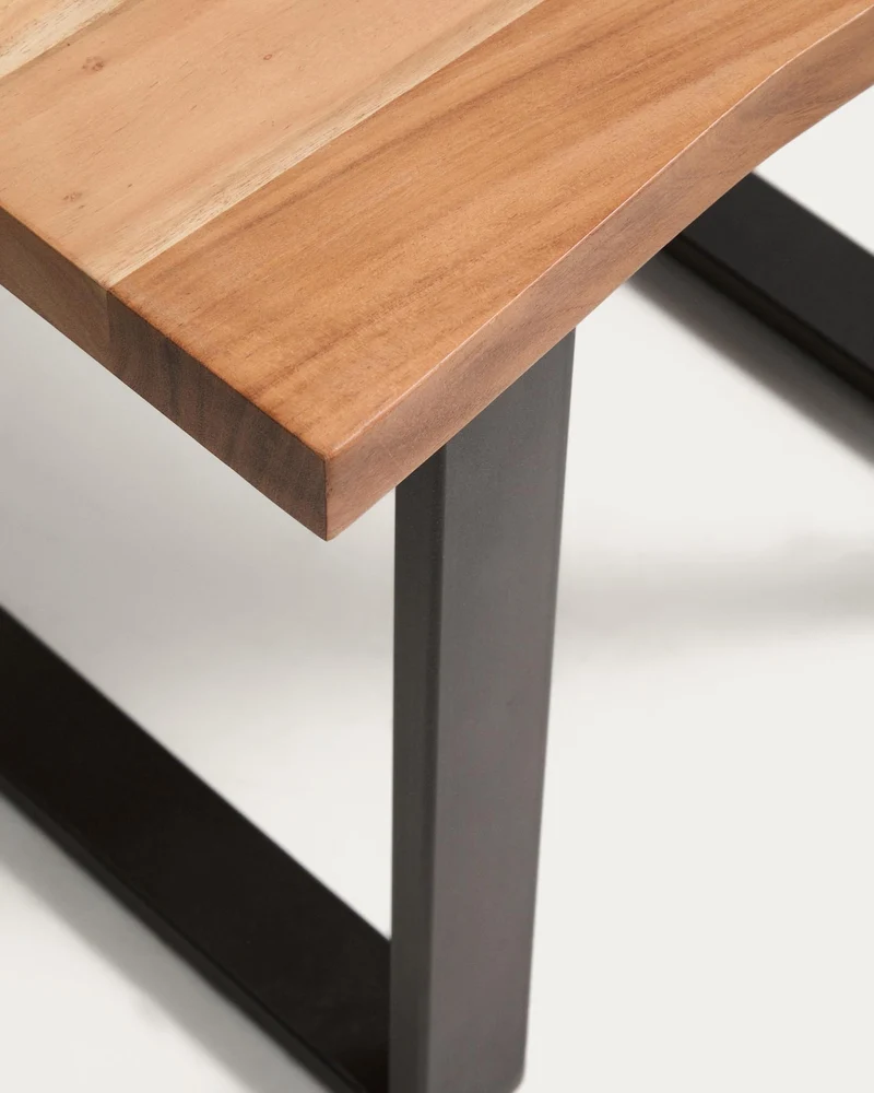 Beistelltisch Uxue aus massivem Akazienholz mit Beinen aus schwarzem Stahl 65 x 65 cm