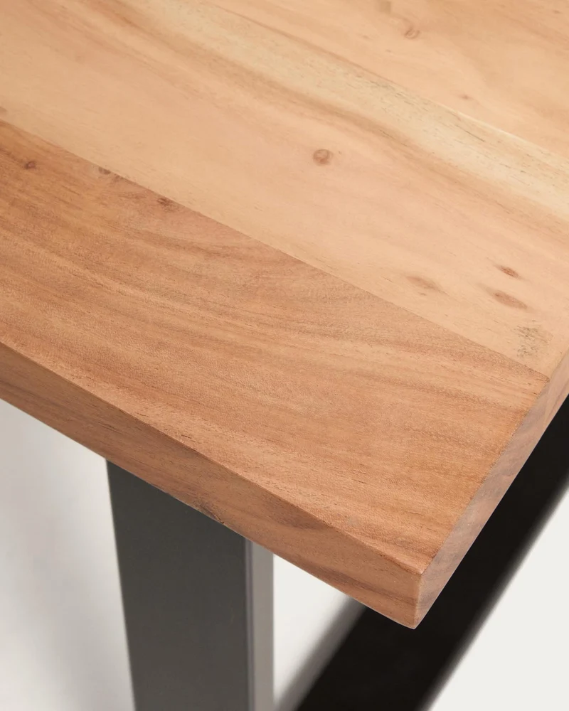 Beistelltisch Uxue aus massivem Akazienholz mit Beinen aus schwarzem Stahl 65 x 65 cm