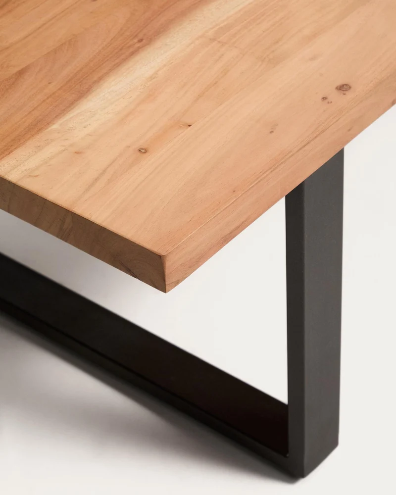 Couchtisch Uxue aus massivem Akazienholz mit Beinen aus schwarzem Stahl 130 x 64 cm