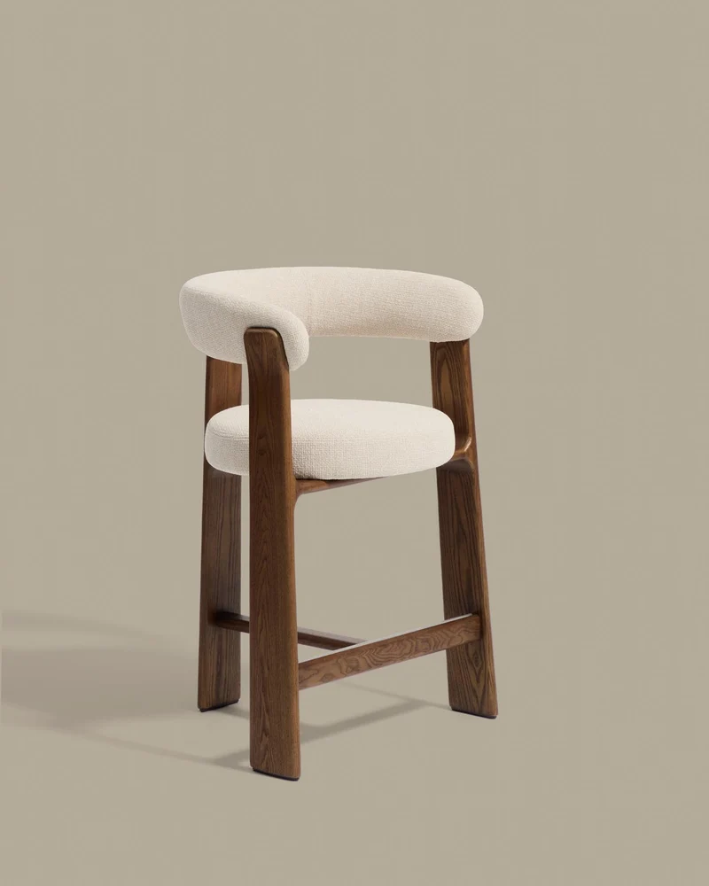 Dreibein-Hocker Granite mit beiger Chenille und massivem Eschenholz mit Nussbaumfinish, FS
