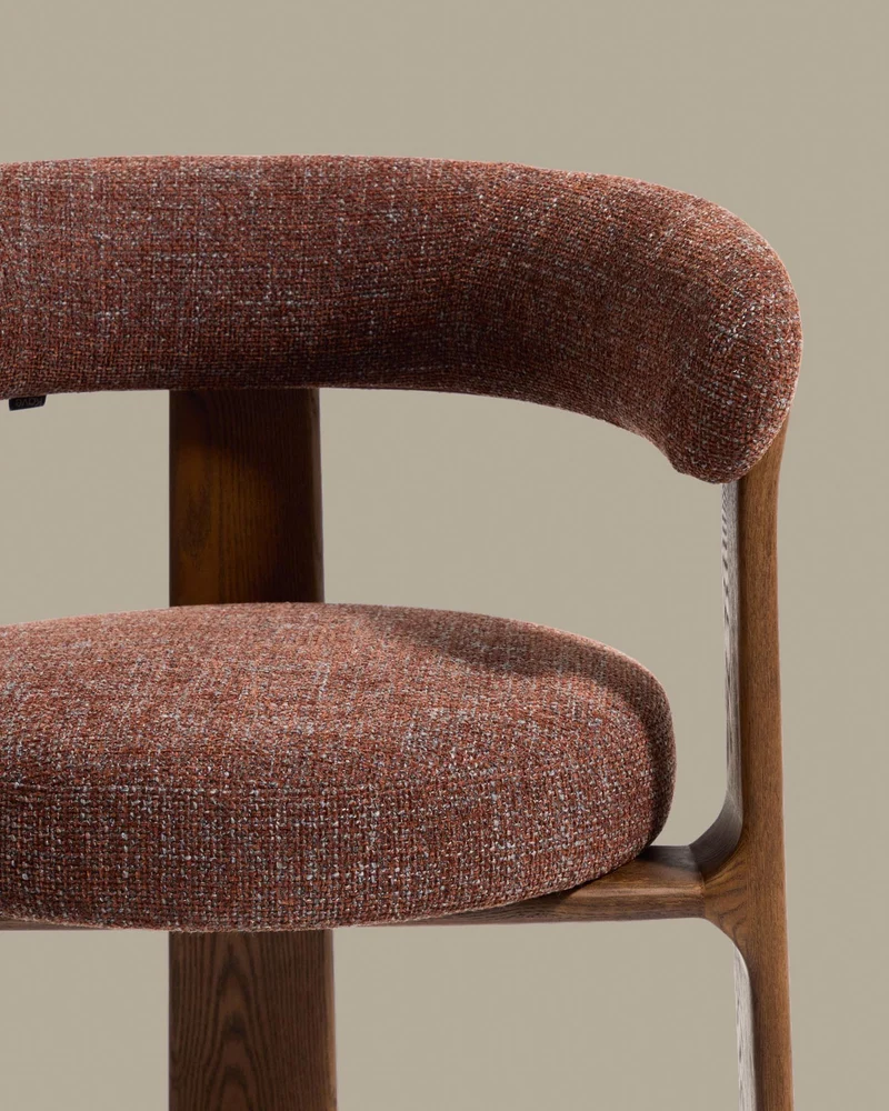 Dreibein-Hocker Granite mit brauner Chenille und massivem Eschenholz mit Nussbaumfinish, F
