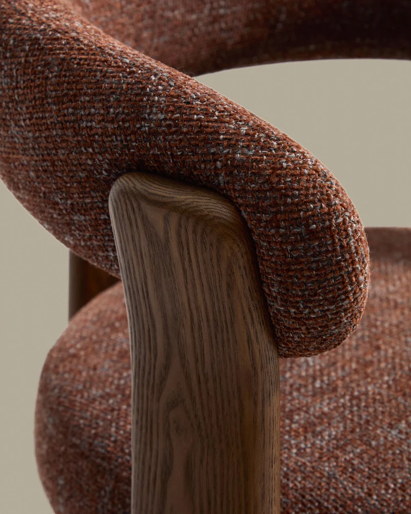 Dreibein-Hocker Granite mit brauner Chenille und massivem Eschenholz mit Nussbaumfinish, F