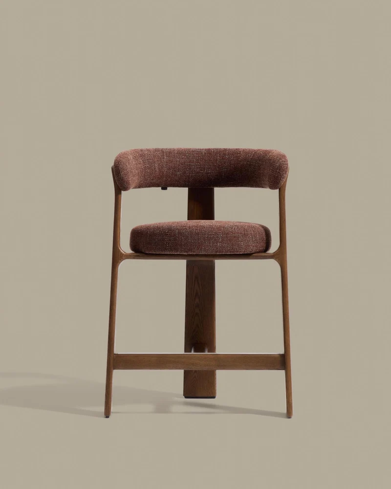 Dreibein-Hocker Granite mit brauner Chenille und massivem Eschenholz mit Nussbaumfinish, F