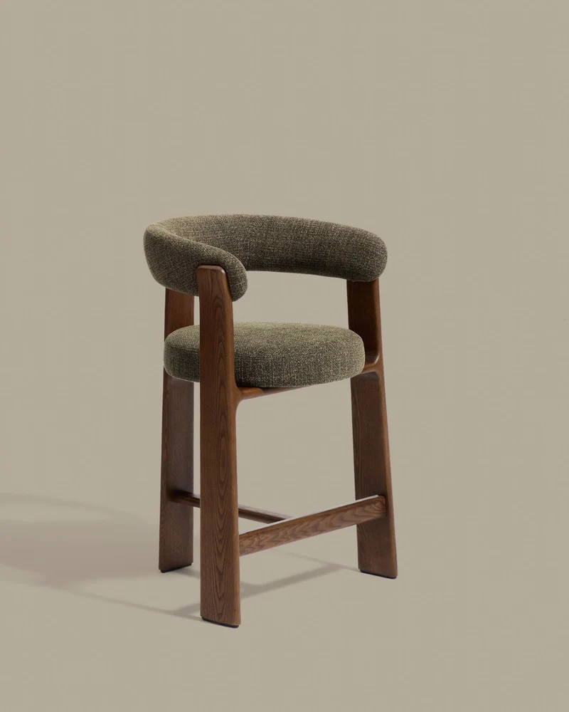 Dreibein-Hocker Granite mit grüner Chenille und massivem Eschenholz mit Nussbaumfinish, FS