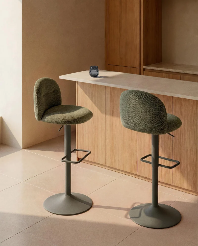 Hocker Arino mit grüner Chenille und grünen Metallbeinen, 65 cm FSC 100%