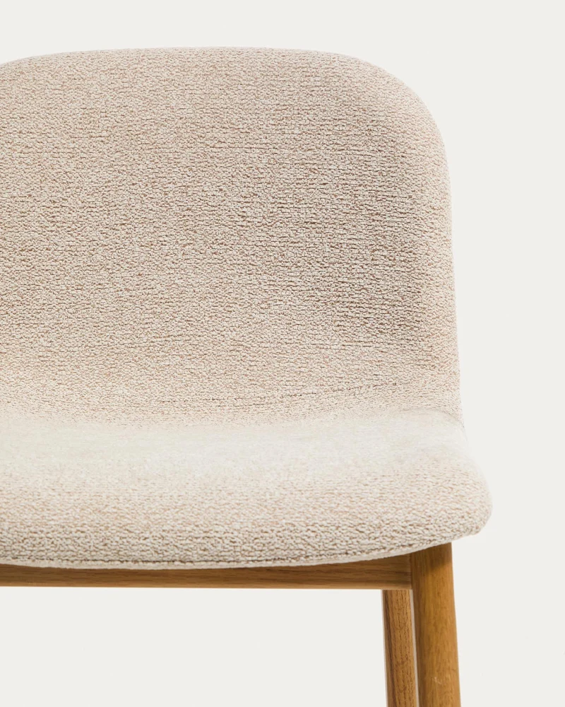 Hocker Elnor aus beiger Chenille und Beinen aus massivem Eichenholz mit Finish in natürlic
