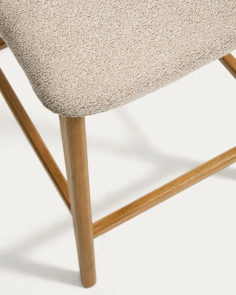 Hocker Elnor aus beiger Chenille und Beinen aus massivem Eichenholz mit Finish in natürlic