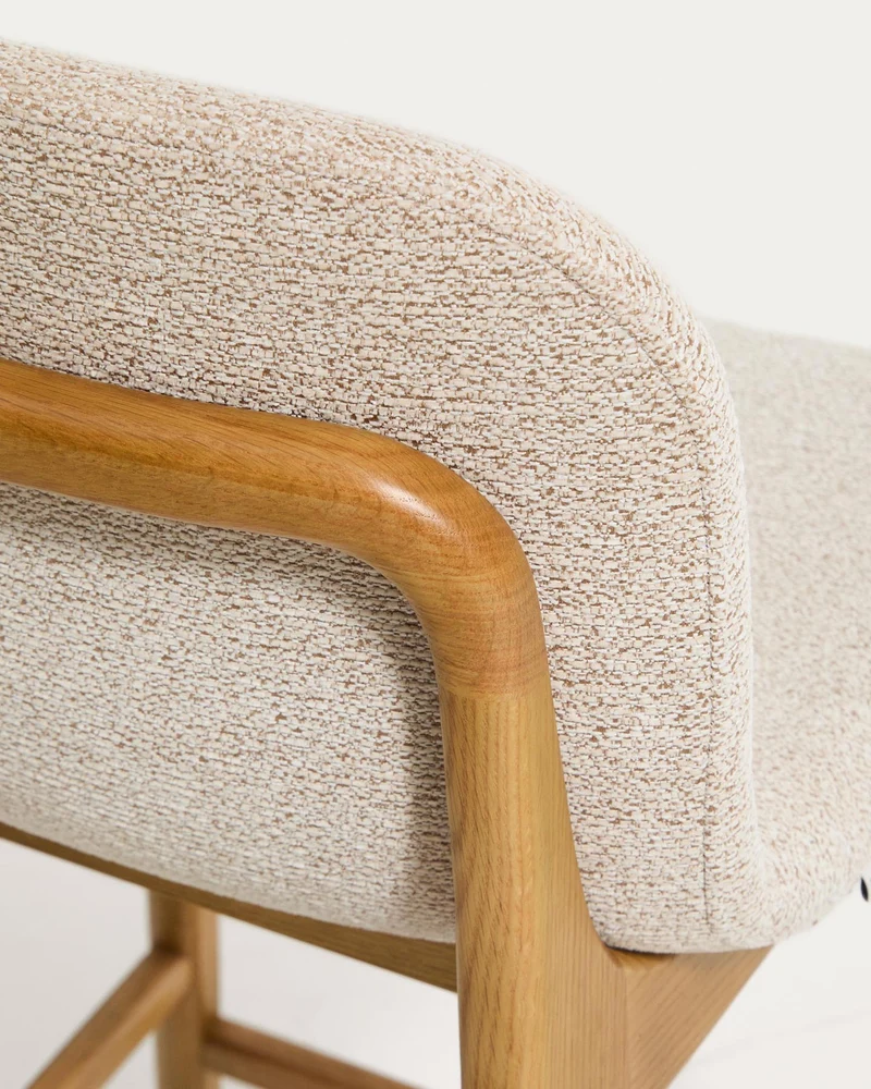 Hocker Elnor aus beiger Chenille und Beinen aus massivem Eichenholz mit Finish in natürlic