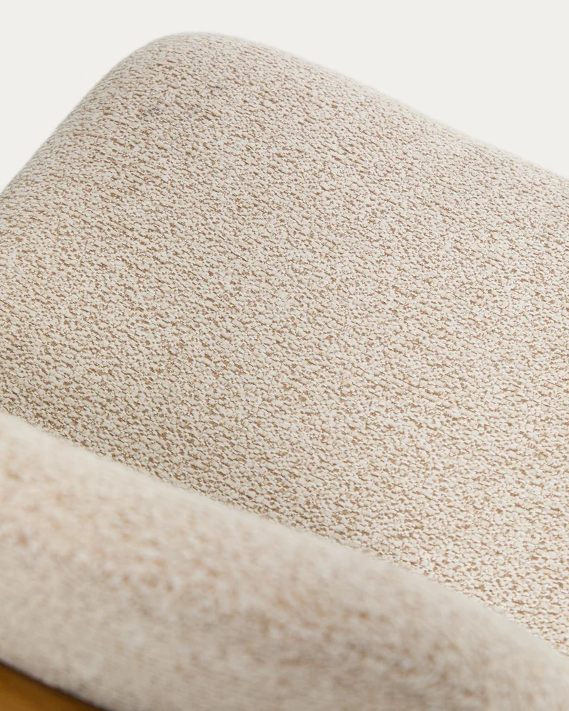 Hocker Elnor aus beiger Chenille und Beinen aus massivem Eichenholz mit Finish in natürlic