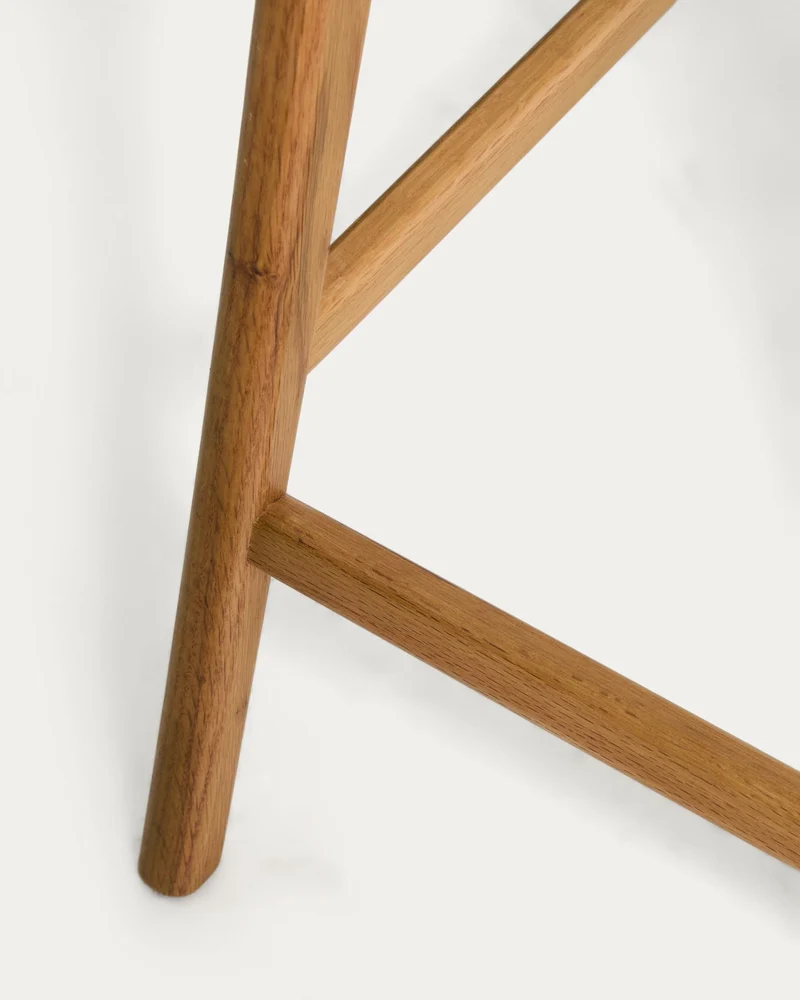 Hocker Elnor aus beiger Chenille und Beinen aus massivem Eichenholz mit Finish in natürlic
