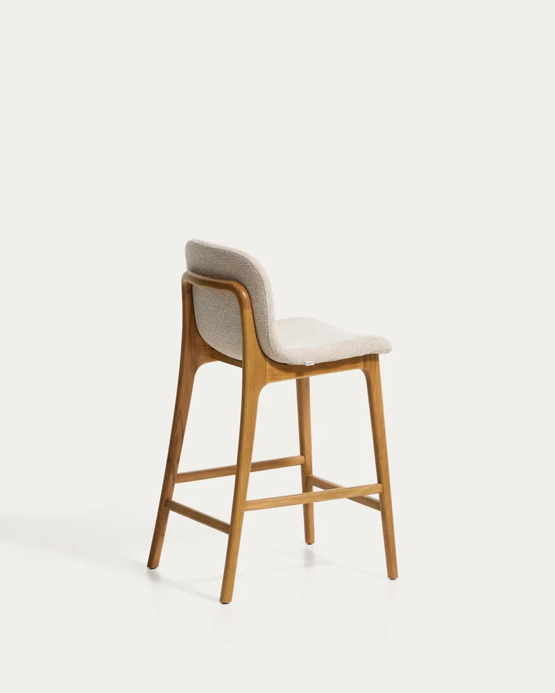 Hocker Elnor aus beiger Chenille und Beinen aus massivem Eichenholz mit Finish in natürlic