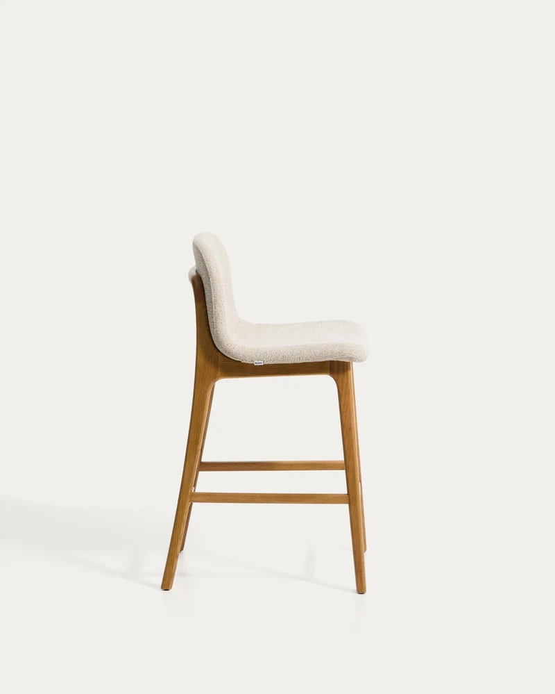 Hocker Elnor aus beiger Chenille und Beinen aus massivem Eichenholz mit Finish in natürlic