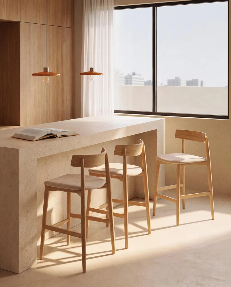 Hocker Evera mit Rückenlehne aus Eichenfurnier mit naturfarbenem Finish und beiger Chenill
