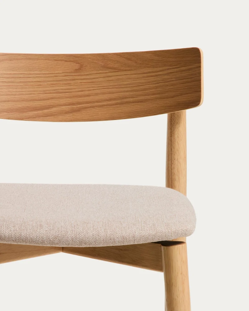 Hocker Evera mit Rückenlehne aus Eichenfurnier mit naturfarbenem Finish und beiger Chenill
