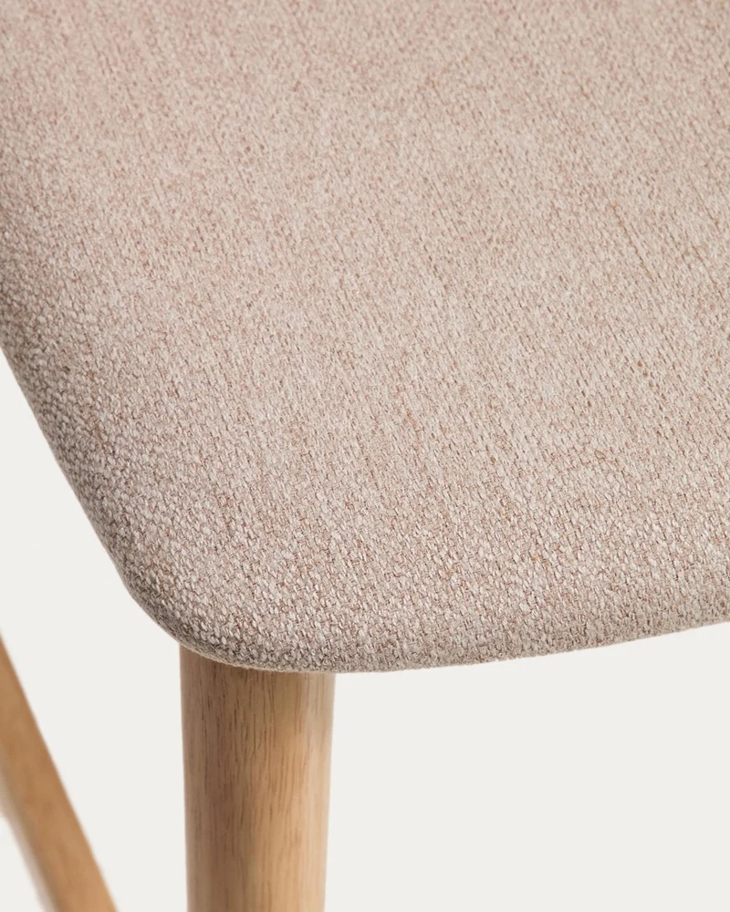 Hocker Evera mit Rückenlehne aus Eichenfurnier mit naturfarbenem Finish und beiger Chenill