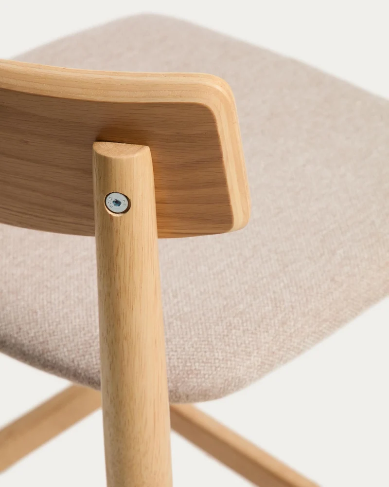 Hocker Evera mit Rückenlehne aus Eichenfurnier mit naturfarbenem Finish und beiger Chenill
