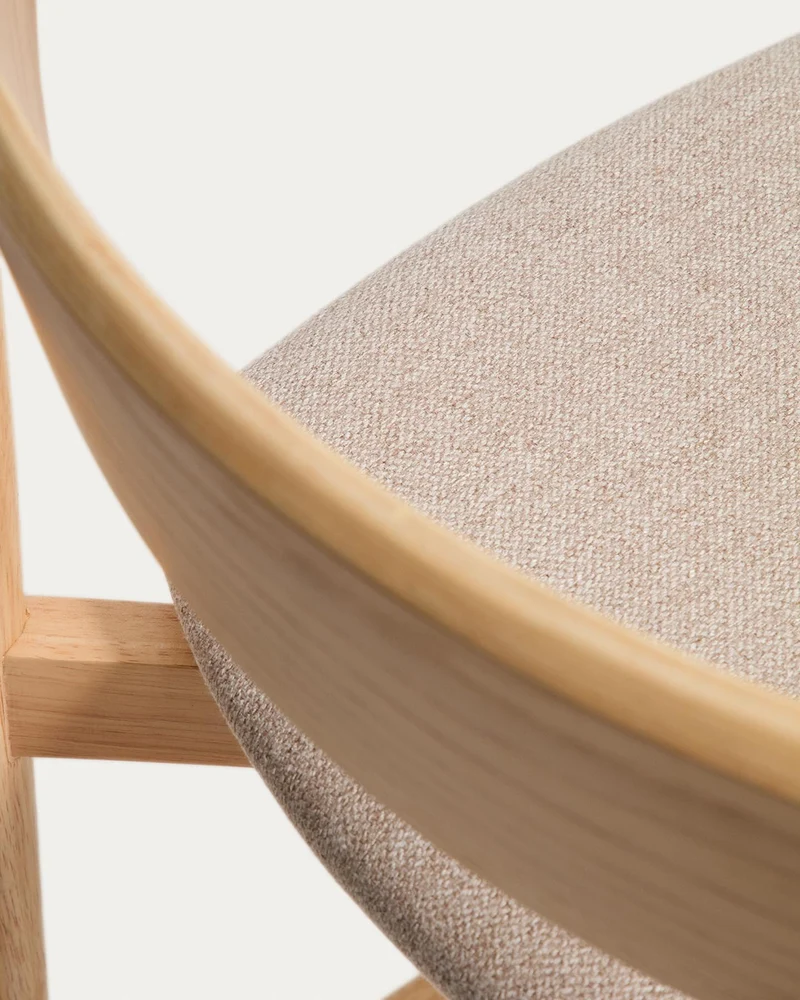 Hocker Evera mit Rückenlehne aus Eichenfurnier mit naturfarbenem Finish und beiger Chenill