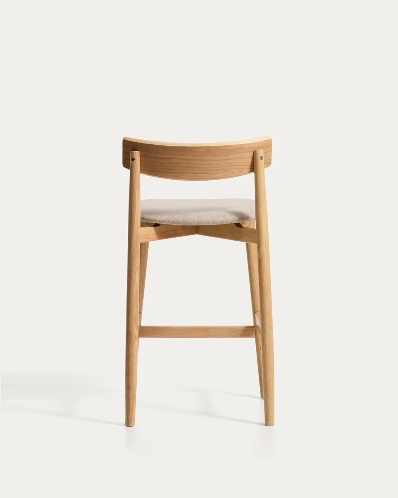 Hocker Evera mit Rückenlehne aus Eichenfurnier mit naturfarbenem Finish und beiger Chenill