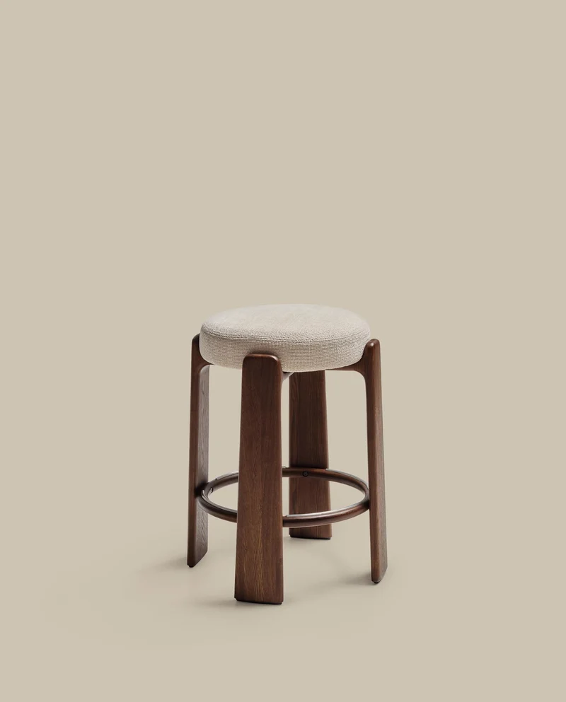 Hocker Granite, schwer entflammbar, aus beiger Chenille und massivem Eschenholz mit nussba
