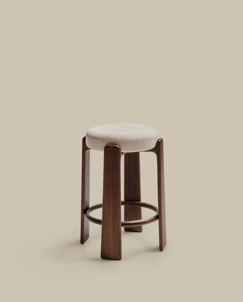 Hocker Granite, schwer entflammbar, aus beiger Chenille und massivem Eschenholz mit nussba