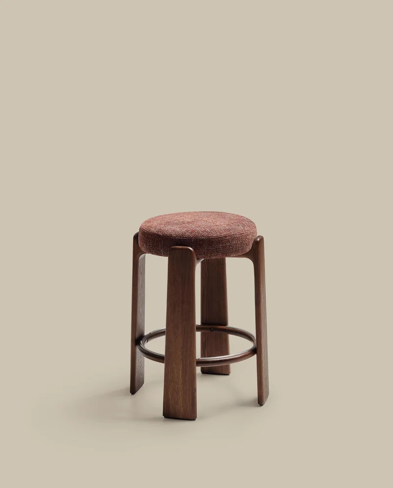 Hocker Granite, schwer entflammbar, aus brauner Chenille und massivem Eschenholz mit nussb