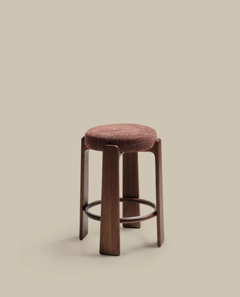 Hocker Granite, schwer entflammbar, aus brauner Chenille und massivem Eschenholz mit nussb