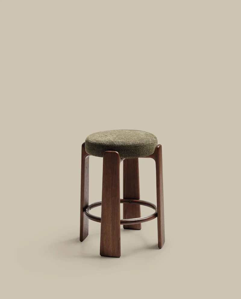Hocker Granite, schwer entflammbar, aus grüner Chenille und massivem Eschenholz mit nussba