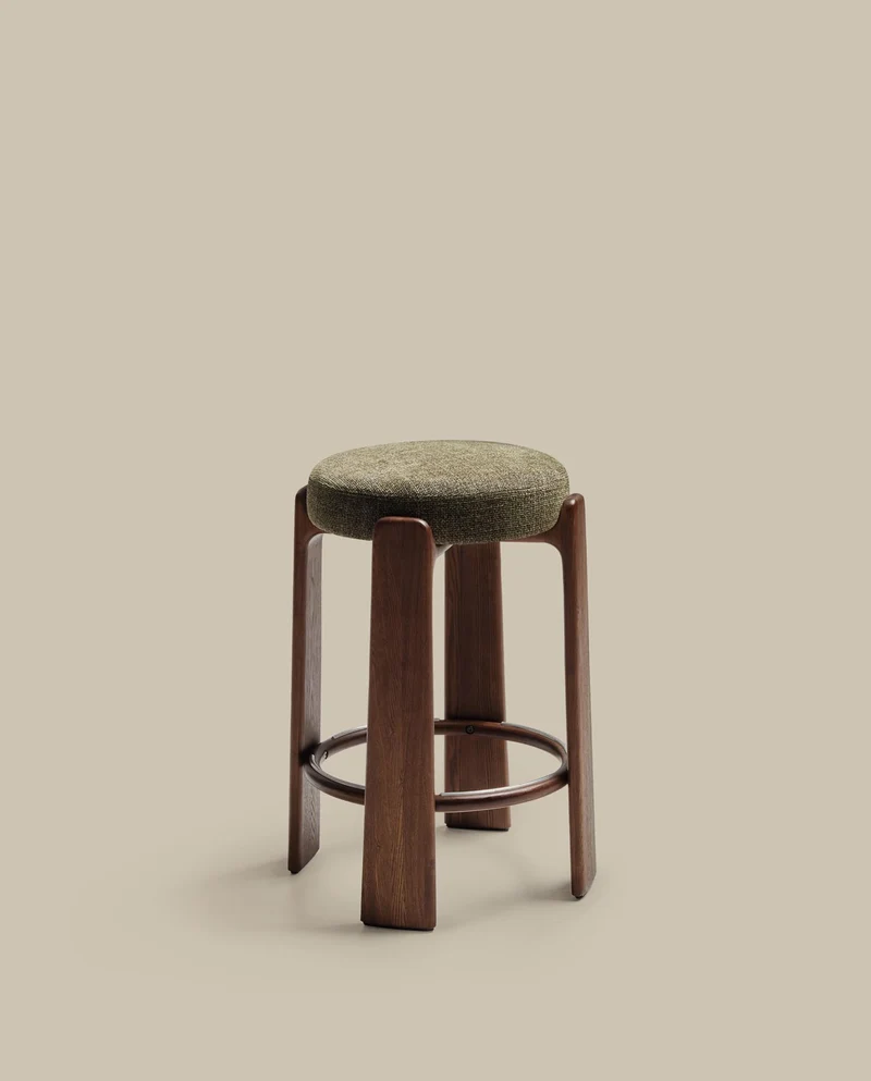 Hocker Granite, schwer entflammbar, aus grüner Chenille und massivem Eschenholz mit nussba
