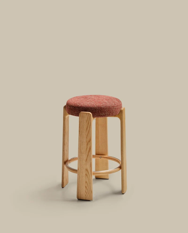 Hocker Granite, schwer entflammbar, aus terrakottafarbener Chenille und massivem Eschenhol