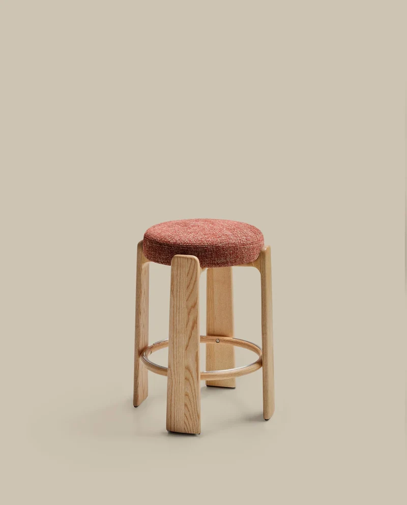 Hocker Granite, schwer entflammbar, aus terrakottafarbener Chenille und massivem Eschenhol