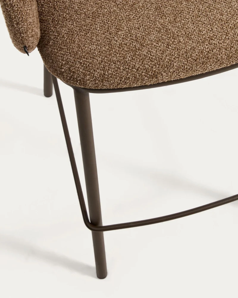 Hocker Maina aus dicker Chenille in Braun und Stahlbeinen mit brauner Beschichtung FSC Mix