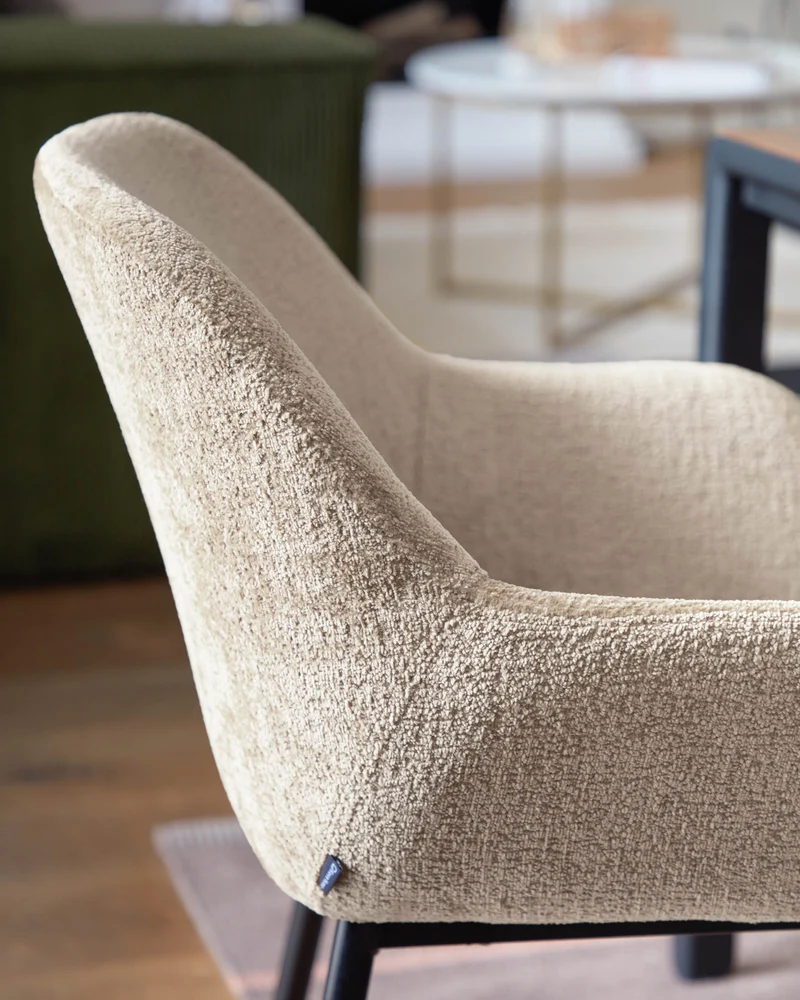 Konna Stuhl aus beiger Chenille mit schwarz lackierten Stahlbeinen FR