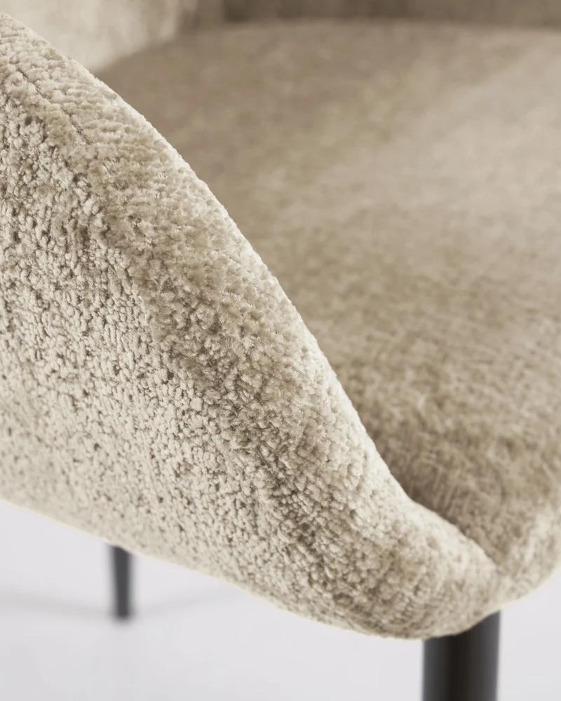 Konna Stuhl aus beiger Chenille mit schwarz lackierten Stahlbeinen FR