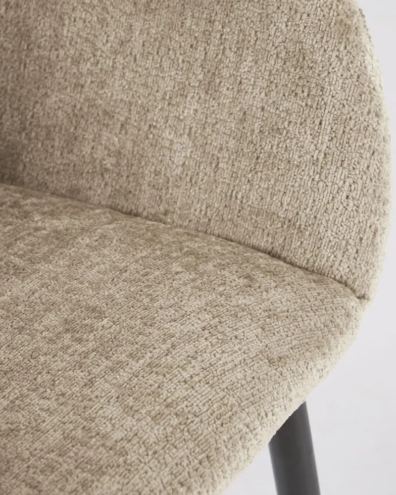 Konna Stuhl aus beiger Chenille mit schwarz lackierten Stahlbeinen FR