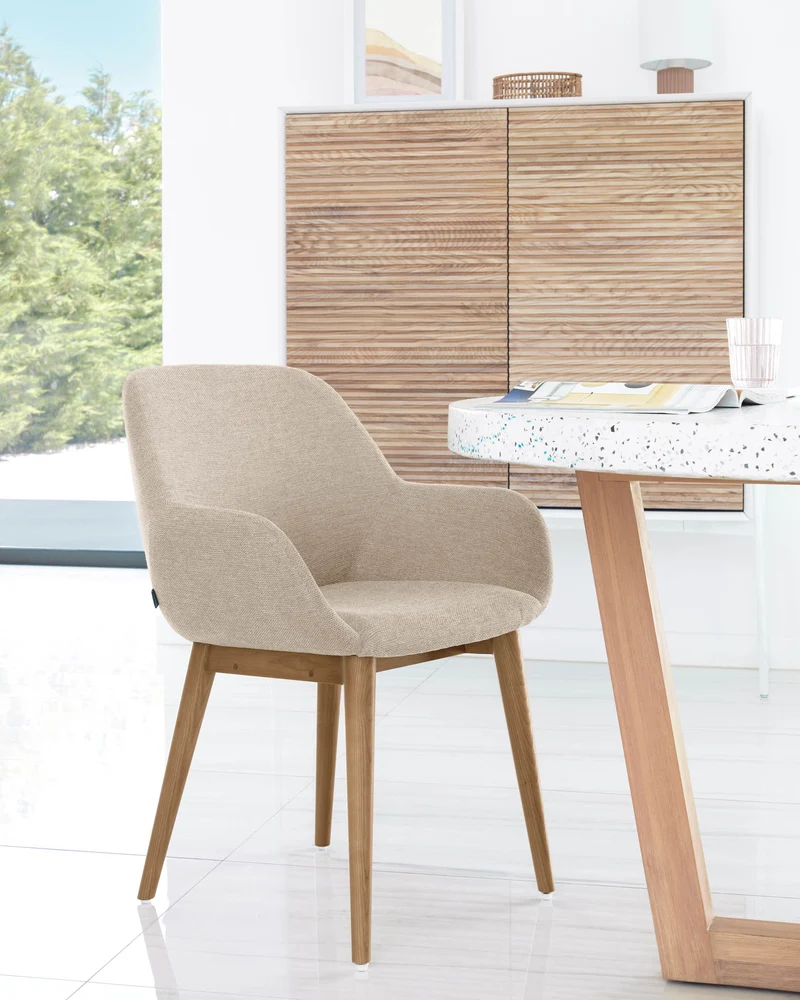 Konna Stuhl in Beige und Beine aus massivem Eschenholz mit dunklem Finish FR
