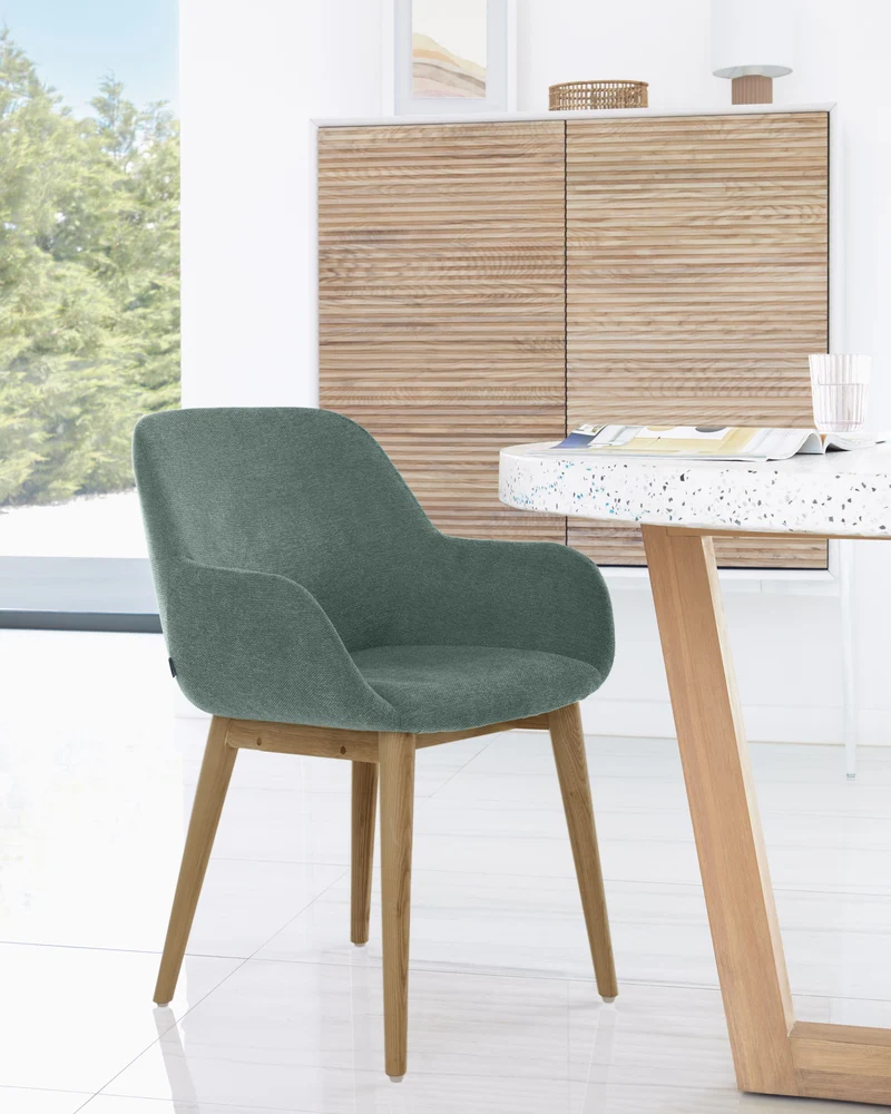 Konna Stuhl in Grün und Beine aus massivem Eschenholz mit dunklem Finish FR