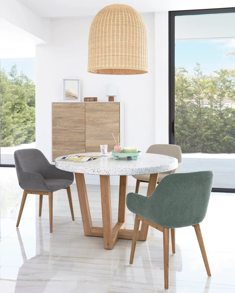 Konna Stuhl in Grün und Beine aus massivem Eschenholz mit dunklem Finish FR