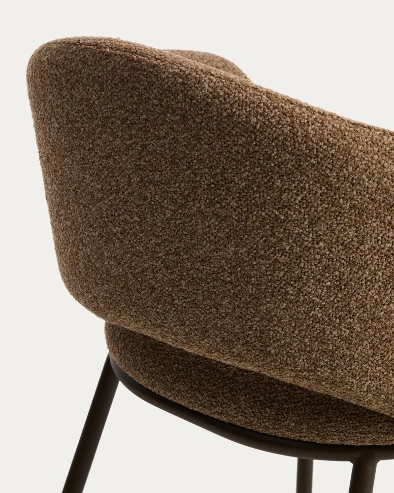 Maina Stuhl aus dicker brauner Chenille und Stahlbeinen mit brauner Beschichtung FSC Mix C