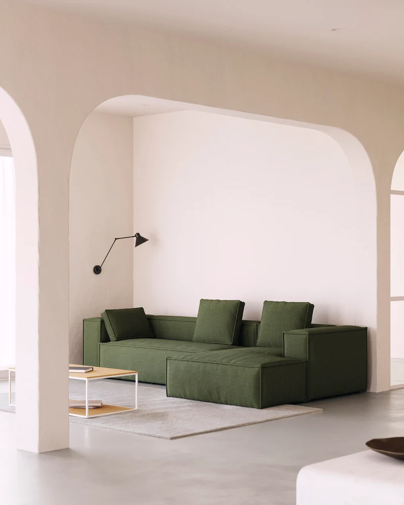 4-Sitzer-Sofa Blok mit Chaiselongue rechts, schwer entflammbar mit dickem, grünen Cord, 33