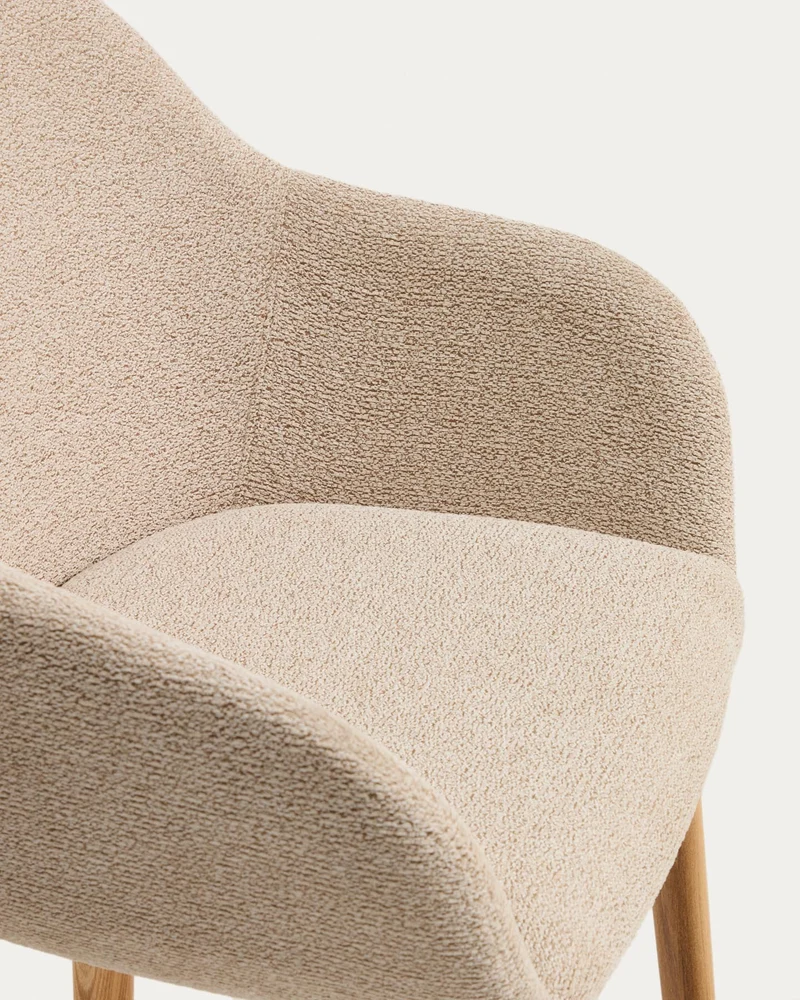 Armlehnenstuhl Meila mit beiger Chenille und Beinen aus massivem Eschenholz mit naturfarbe