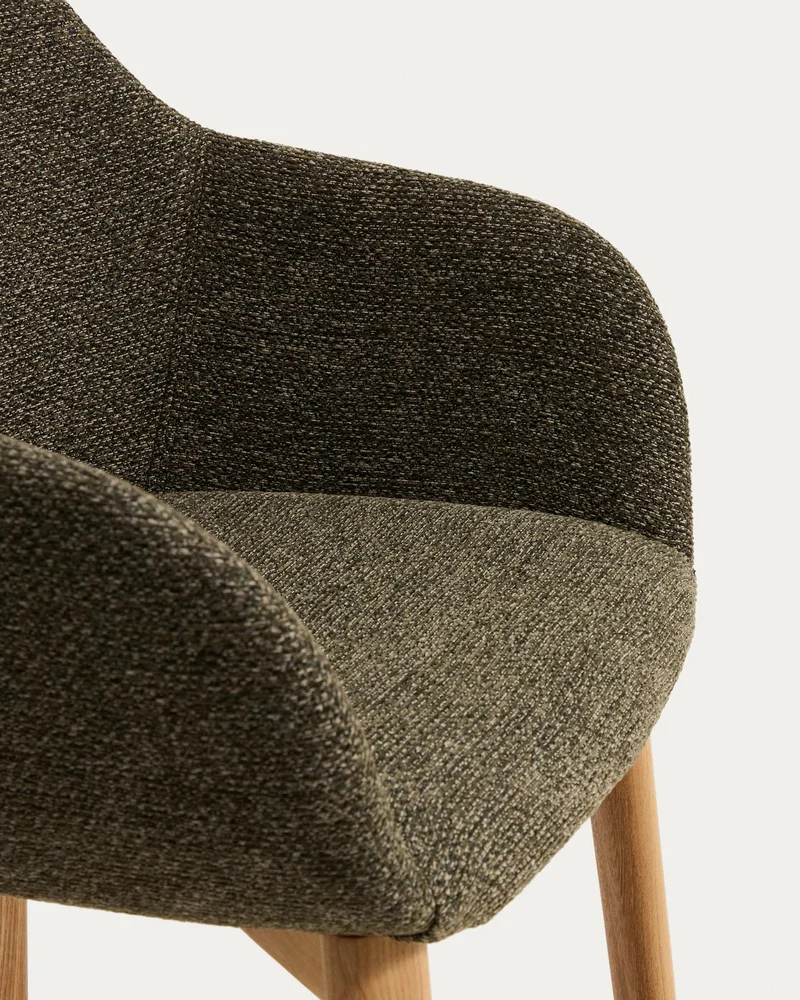 Armlehnenstuhl Meila mit grüner Chenille und Beinen aus massivem Eschenholz mit naturfarbe