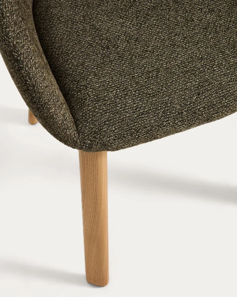 Armlehnenstuhl Meila mit grüner Chenille und Beinen aus massivem Eschenholz mit naturfarbe