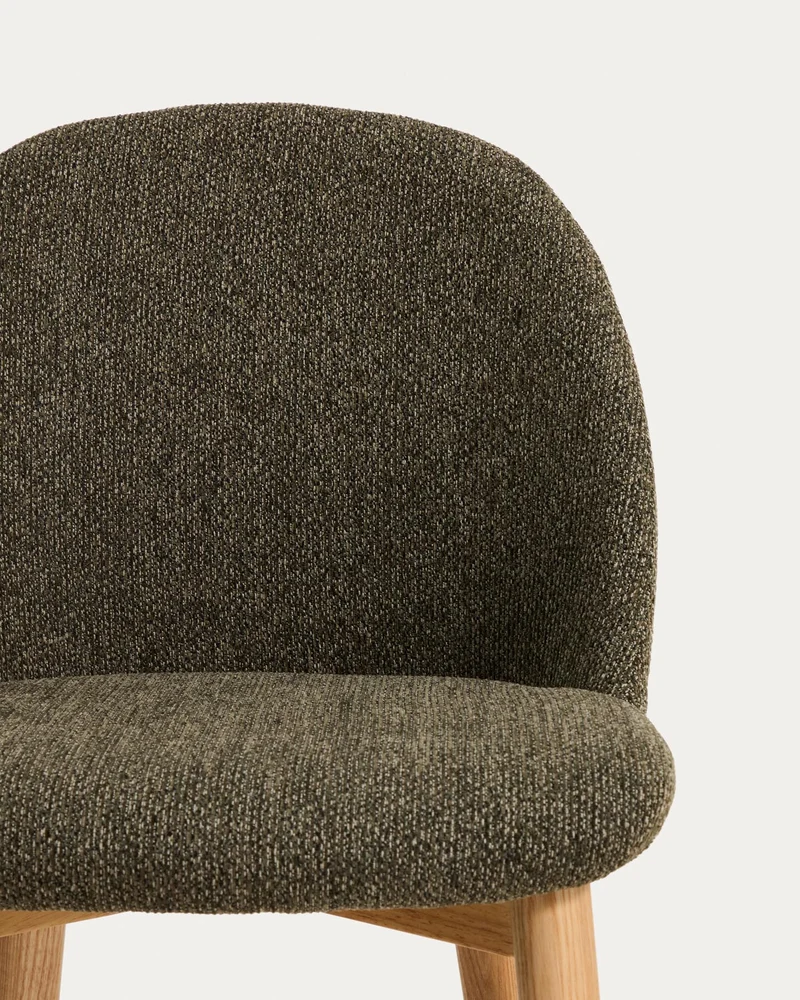 Stuhl Meila mit grüner Chenille und Beinen aus massivem Eschenholz mit naturfarbenem Finis