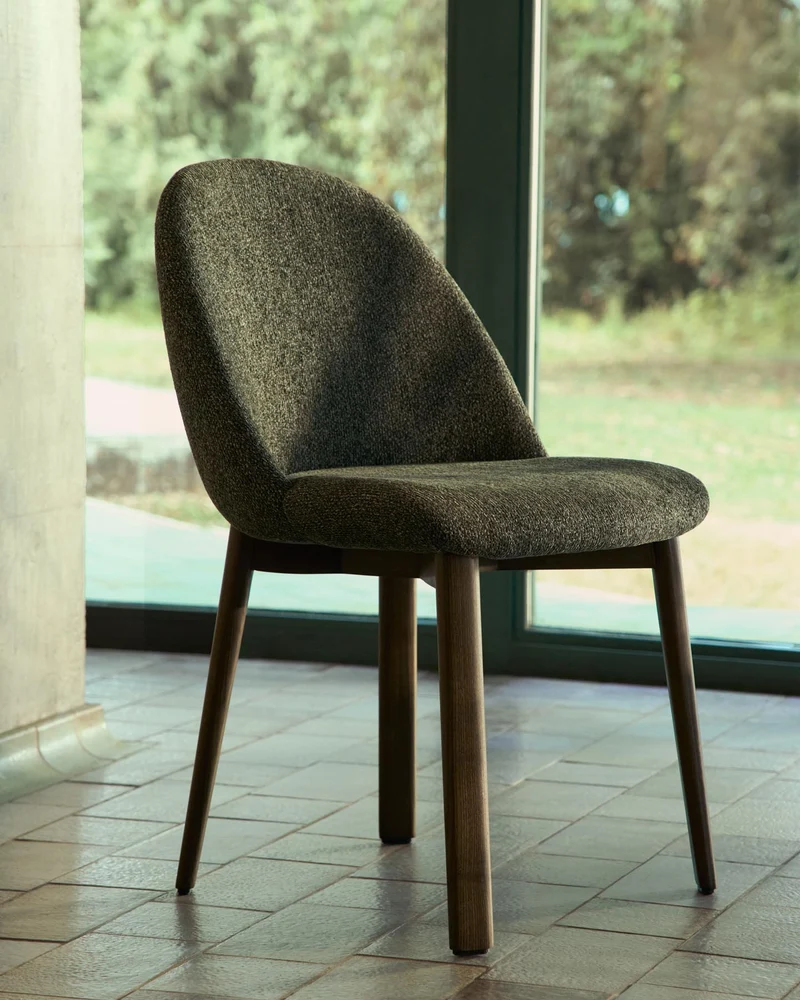 Stuhl Meila mit grüner Chenille und Beinen aus massivem Eschenholz mit Nussbaumfinish