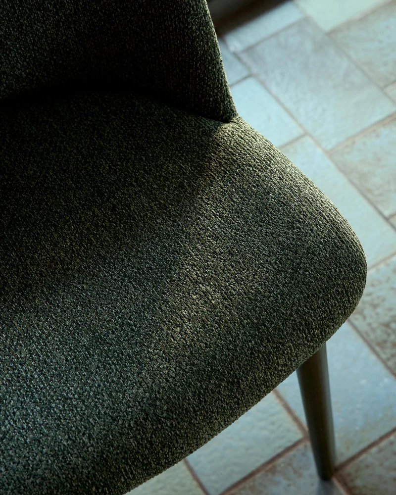 Stuhl Meila mit grüner Chenille und Beinen aus massivem Eschenholz mit Nussbaumfinish