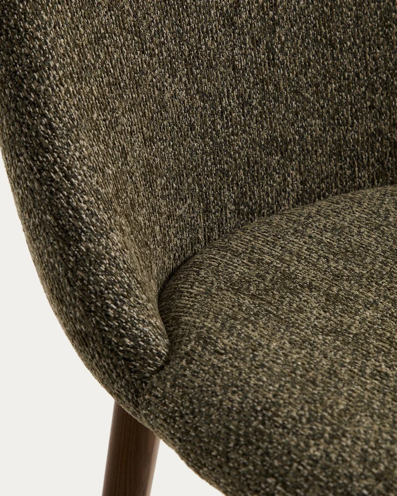 Stuhl Meila mit grüner Chenille und Beinen aus massivem Eschenholz mit Nussbaumfinish