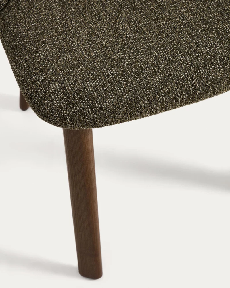 Stuhl Meila mit grüner Chenille und Beinen aus massivem Eschenholz mit Nussbaumfinish